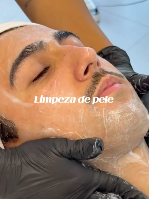 💧 LIMPEZA FACIAL: o primeiro passo para uma pele saudável e luminosa
A limpeza facial remove impurezas, células mortas e o excesso de oleosidade acumulado no dia a dia. Este tratamento ajuda a prevenir pontos negros, borbulhas e prepara a pele para absorver melhor os produtos de cuidado diário 🌿
No Face Training Studio utilizamos técnicas personalizadas e produtos adequados a cada tipo de pele, garantindo resultados visíveis desde a primeira sessão:
✨ Pele mais limpa e uniforme
✨ Poros desobstruídos
✨ Textura suave e toque sedoso
✨ Sensação imediata de frescor e bem-estar
💚 Promoção Especial:
Todas as quartas-feiras, jovens até aos 25 anos têm 30% de desconto na limpeza facial!
Cuida da tua pele com quem entende de beleza natural 🌿
📍Face Training Studio – Linda-a-Velha 
#limpezafacial #facetrainingstudio #pelejovem #promoção #lisboa