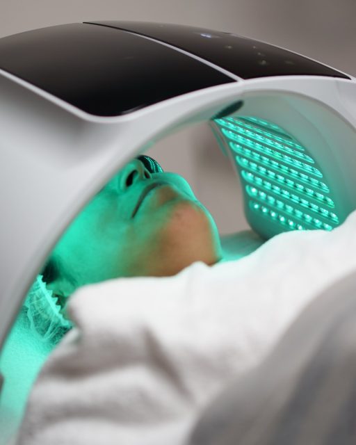 Tratamento com LEDs — A luz que transforma a sua pele ✨
Na Face Training Studio, utilizamos a tecnologia da fototerapia LED para tratar diversas necessidades da pele com resultados visíveis e duradouros.
Cada cor de luz atua em diferentes camadas da pele, proporcionando benefícios específicos:
🔴 Estimulação de colágeno e firmeza
🟢 Clareamento de manchas e uniformização do tom
🔵 Combate à acne e purificação cutânea
🟣 Revitalização e luminosidade
É um tratamento seguro, indolor e não invasivo, ideal para todas as estações do ano.
Cuide da sua pele com a luz certa.
📍Face Training Studio
Agende a sua sessão e descubra o poder da luz na regeneração da pele.
#FaceTrainingStudio #TratamentoLED #CuidadoDaPele #EsteticaAvancada #PeleSaudavel #TratamentosFaciais #RejuvenescimentoFacial #BelezaNatural #TratamentoDeManchas #TratamentoDeAcne