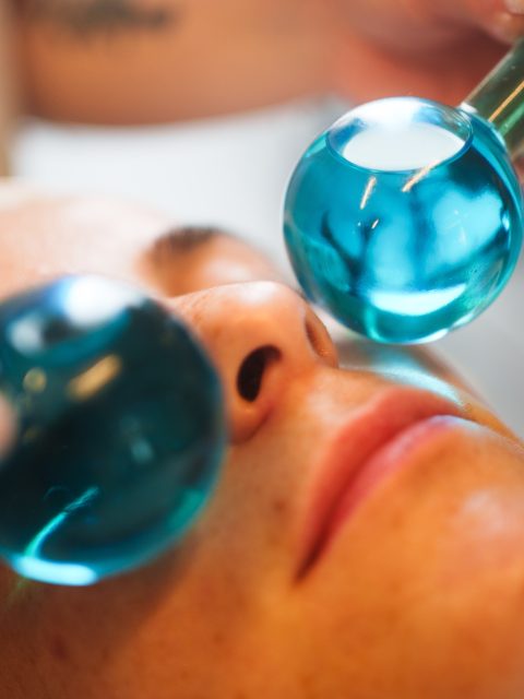 Hydra Facial Desinflamante 💙 leveza e revitalização para o seu rosto ✨

Sente o rosto pesado, inchado ou com um aspeto cansado? Dê à sua pele um momento de cuidado e recuperação. 

O nosso Hydra Facial Desinflamante foi pensado para proporcionar uma aparência mais leve, fresca e revitalizada, através de um ritual completo que combina:

🫧 Ventosas, para estimular a circulação e favorecer a drenagem;
❄️ Esferas de gelo, para uma agradável sensação de frescura e efeito descongestionante;
💆‍♀️ Massagem drenante, para ajudar a reduzir a sensação de inchaço e devolver leveza ao rosto;
🪄Máscara LED, para complementar o tratamento e potenciar o cuidado da pele.

O resultado? Um rosto com um aspeto mais fresco, descansado, luminoso e revitalizado. ✨

CAMPANHA especial de setembro: -20%
Aproveite esta oportunidade para cuidar de si e oferecer ao seu rosto uma verdadeira sensação de renovação.

📩 Marque já o seu tratamento e usufrua de 20% de desconto durante o mês de setembro.

#HydraFacial #HydraFacialDesinflamante #RostoRevitalizado #PeleLuminosa #DrenagemFacial
