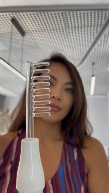 A alta frequência capilar usa corrente elétrica de baixa intensidade para gerar oxigénio na superfície do couro cabeludo.

Porque funciona?
Esse oxigénio tem ação germicida — elimina bactérias e fungos, reduz a oleosidade e estimula a microcirculação sanguínea.

✨Benefícios:
→ Estimula o crescimento capilar
→ Fortalece a raiz
→ Reduz queda e caspa
→ Equilibra a produção de sebo
→ Deixa o couro cabeludo mais saudável

⚠️ Cuidados a ter:
→ Cabelo sempre limpo e seco antes da aplicação
→ Não usar em caso de gravidez, epilepsia ou implantes metálicos
→ Sessões regulares para resultados visíveis

Resultado: um couro cabeludo revitalizado e um cabelo mais forte, sessão após sessão.